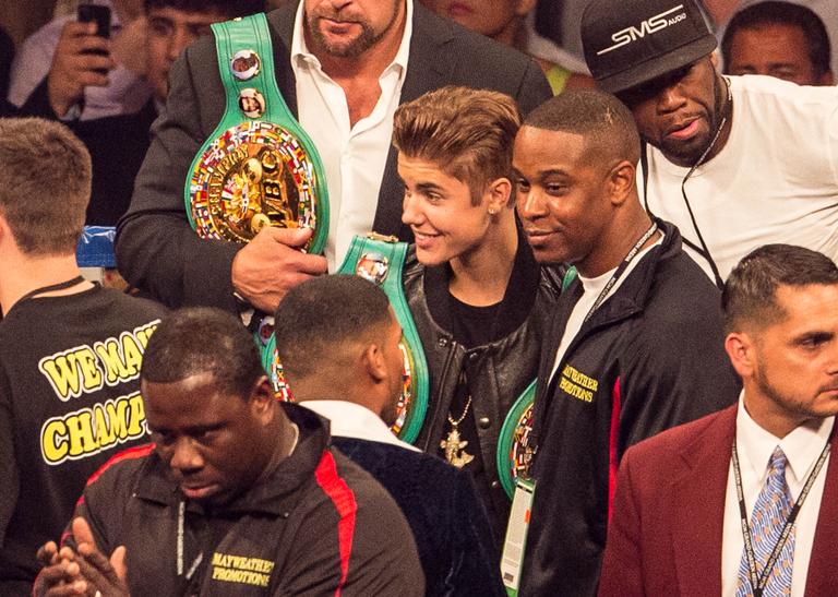 Justin Bieber e 50 Cent comemoram vitória de Floyd Mayweather no boxe