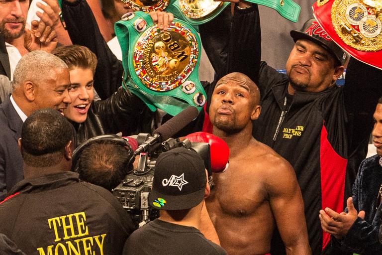 Justin Bieber comemora vitória de Floyd Mayweather no boxe