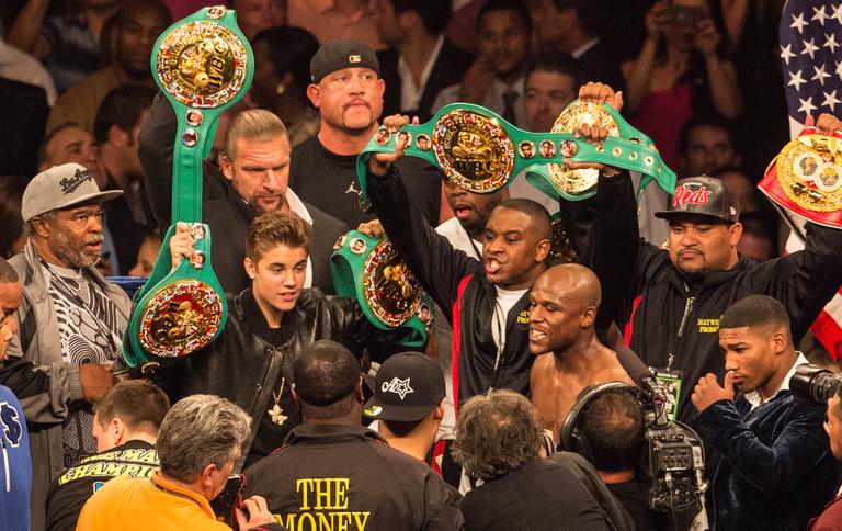 Justin Bieber comemora vitória de Floyd Mayweather no boxe