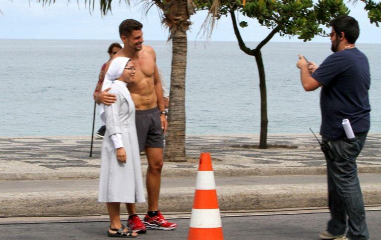 Cauã Reymond tira foto com fã na pausa das gravações de 'Avenida Brasil'