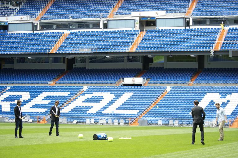 Rafael Nadal joga tênis no gramado do campo do Real Madrid com os atletas da equipe Esteban Granero e Xabi Alonso e o ex-jogador Aitor Karanka