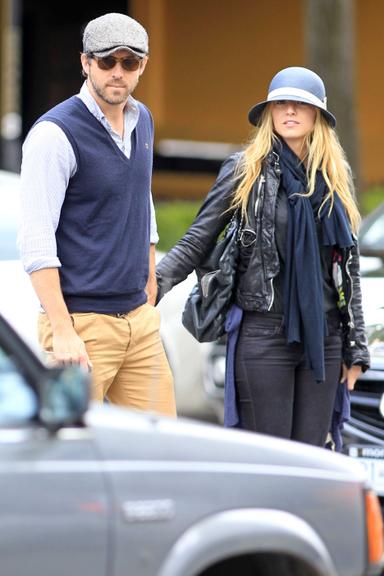 Ryan Reynolds passeia com Blake Lively por Vancouver, cidade natal do ator