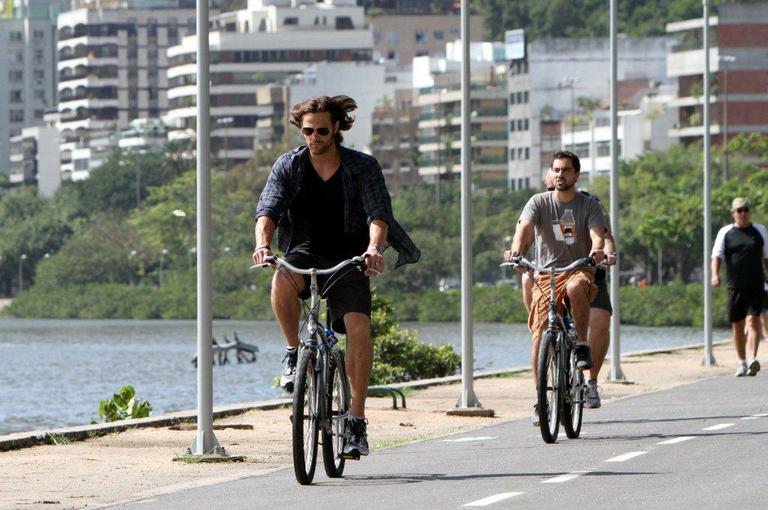 Jared Padalecki passeia de bicicleta na Lagoa Rodrigo de Freitas, no Rio de Janeiro