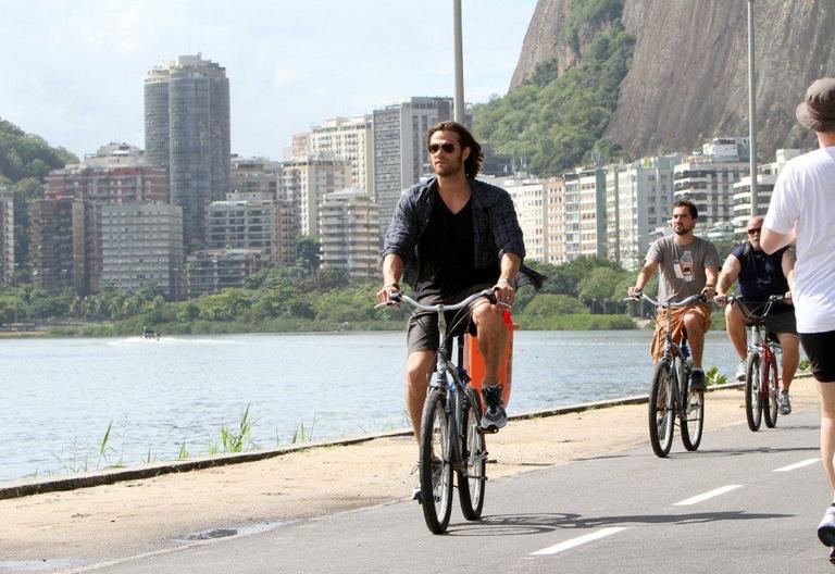 Jared Padalecki passeia de bicicleta na Lagoa Rodrigo de Freitas, no Rio de Janeiro