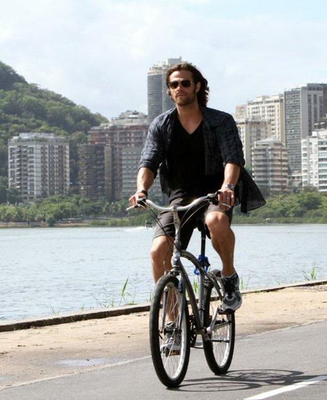 Jared Padalecki passeia de bicicleta na Lagoa Rodrigo de Freitas, no Rio de Janeiro