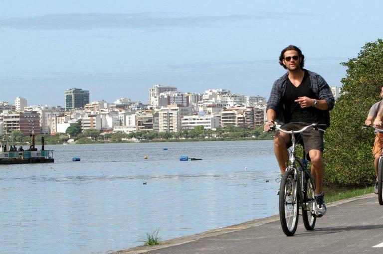 Jared Padalecki passeia de bicicleta na Lagoa Rodrigo de Freitas, no Rio de Janeiro