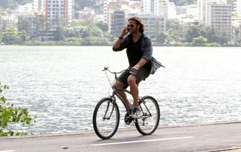 Jared Padalecki passeia de bicicleta na Lagoa Rodrigo de Freitas, no Rio de Janeiro