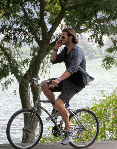 Jared Padalecki passeia de bicicleta na Lagoa Rodrigo de Freitas, no Rio de Janeiro