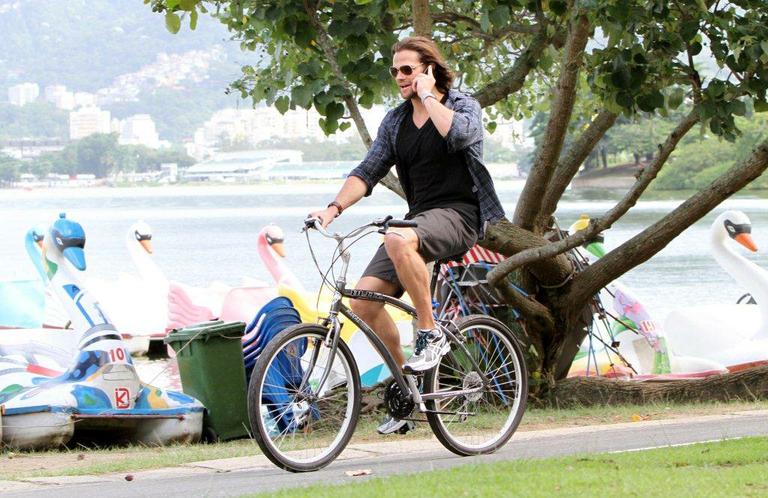 Jared Padalecki passeia de bicicleta na Lagoa Rodrigo de Freitas, no Rio de Janeiro