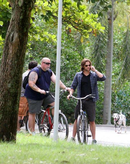 Jared Padalecki passeia de bicicleta na Lagoa Rodrigo de Freitas, no Rio de Janeiro