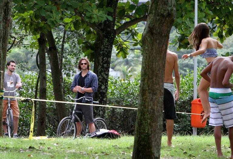 Jared Padalecki passeia de bicicleta na Lagoa Rodrigo de Freitas, no Rio de Janeiro