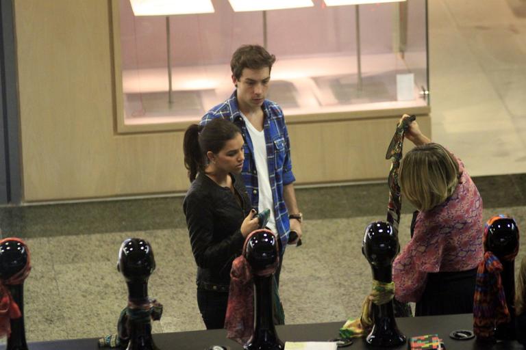 Di Ferrero e Mariana Rios em shopping no Rio