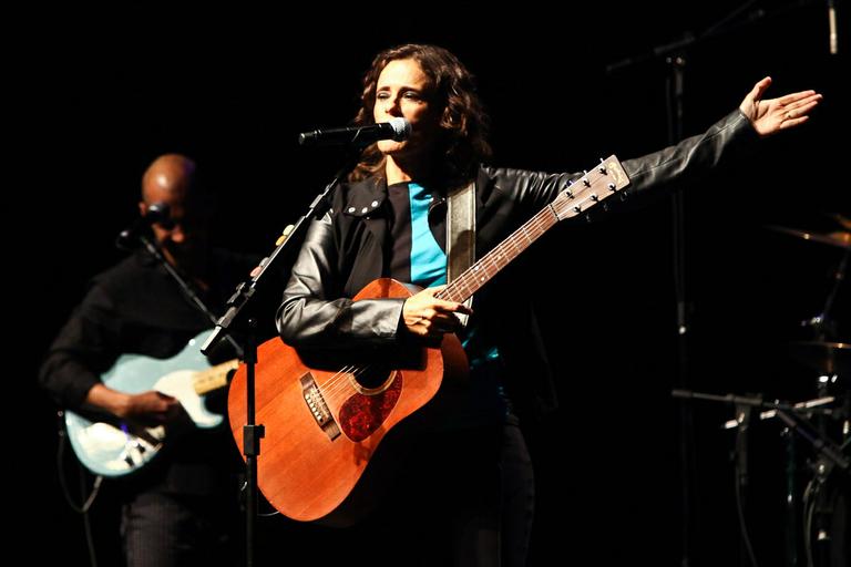 Zélia Duncan abre show de Dinho Ouro Preto em São Paulo