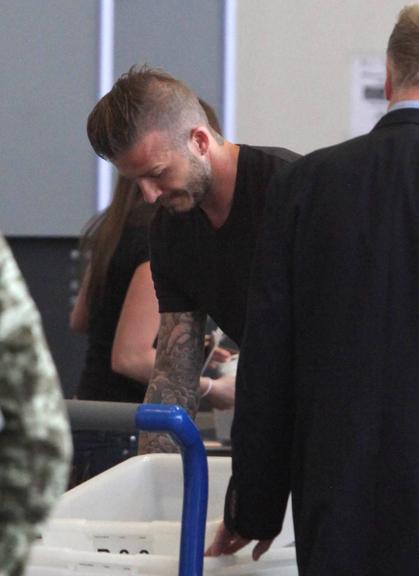 David Beckham com o novo look moicano no aeroporto de Los Angeles