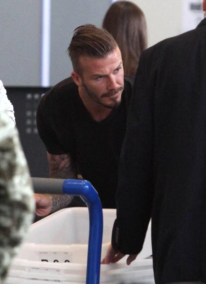 David Beckham com o novo look moicano no aeroporto de Los Angeles