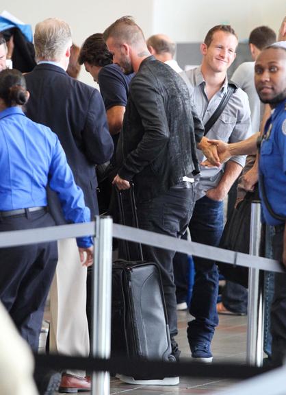 David Beckham com o novo look moicano no aeroporto de Los Angeles