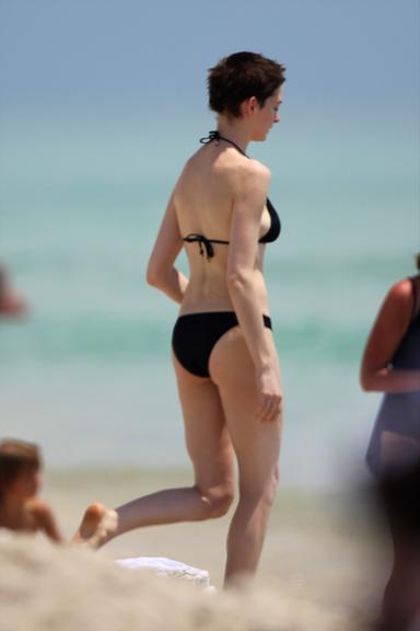 Anne Hathaway em praia de Miami