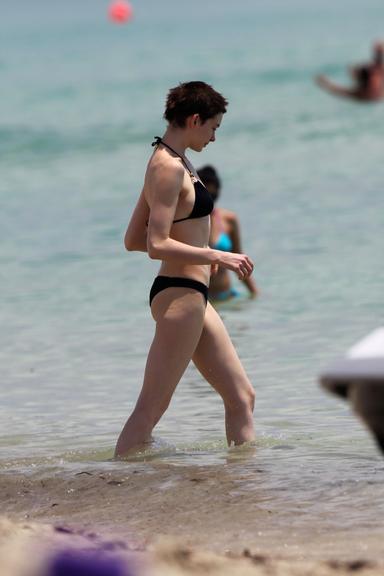 Anne Hathaway em praia de Miami