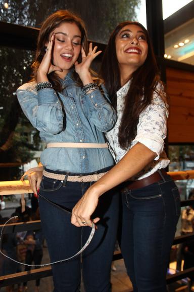 Juliana Paes tira as medidas de Sophie Charlotte em evento da Levis