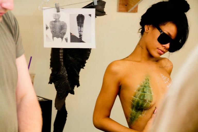 Rihanna: sensual e provocante nos bastidores de 'Where Have You Been'