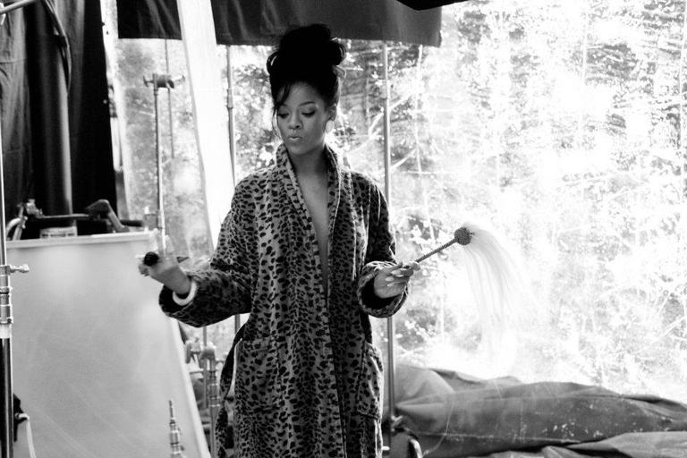 Rihanna: sensual e provocante nos bastidores de 'Where Have You Been'