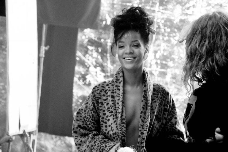 Rihanna: sensual e provocante nos bastidores de 'Where Have You Been'