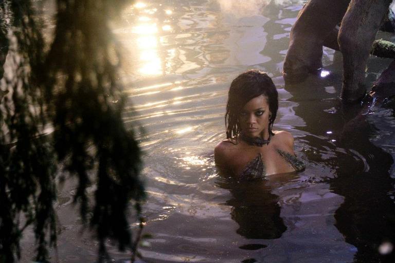 Rihanna: sensual e provocante nos bastidores de 'Where Have You Been'