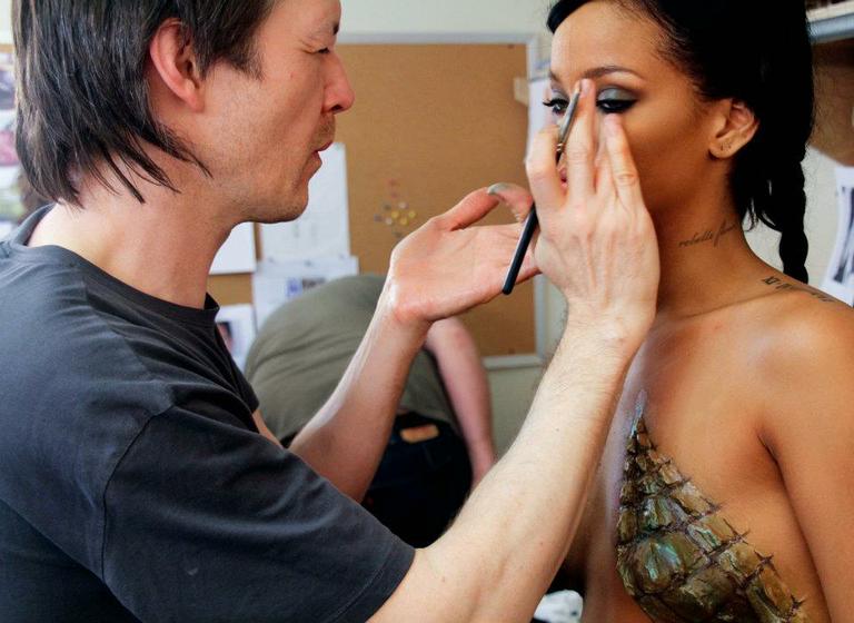 Rihanna: sensual e provocante nos bastidores de 'Where Have You Been'