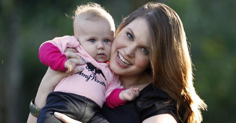 Bruna Luz, filha de Carolinie Figueiredo e Guga Coelho, nasceu em 25 de novembro de 2011