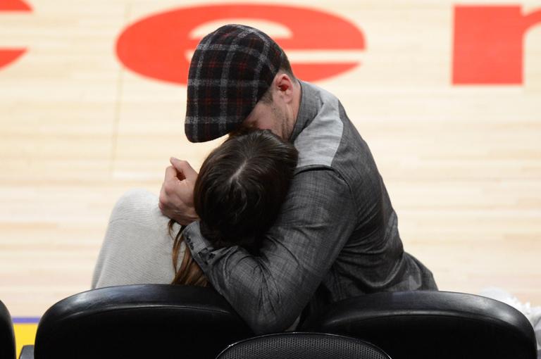 Justin Timberlake e Jessica Biel trocam carinhos em jogo da NBA em Los Angeles