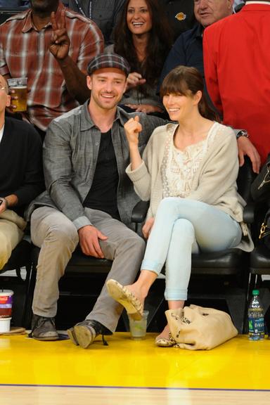 Justin Timberlake e Jessica Biel em jogo de basquete da NBA em Los Angeles