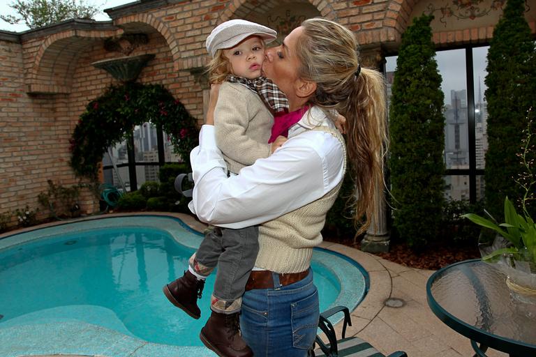 Adriane Galisteu beija o filho, o pequeno Vittorio