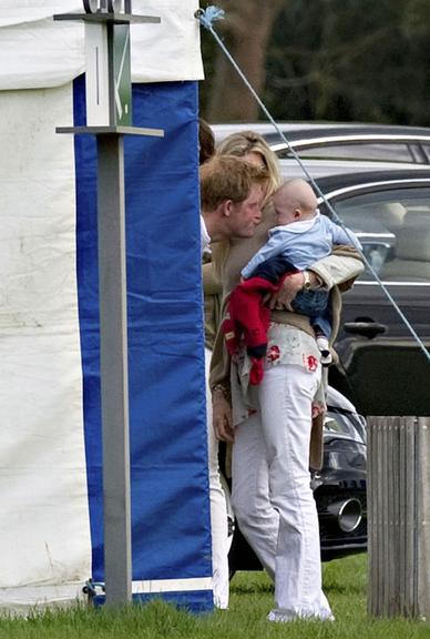 Príncipe Harry brinca com bebê em intervalo de jogo de polo no Reino Unido