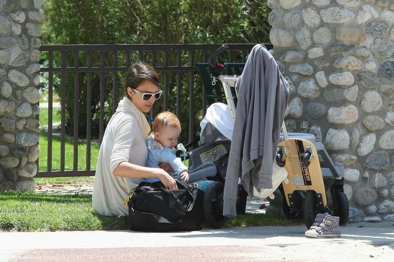 Atriz Jessica Alba curte família em parque de Beverly Hills