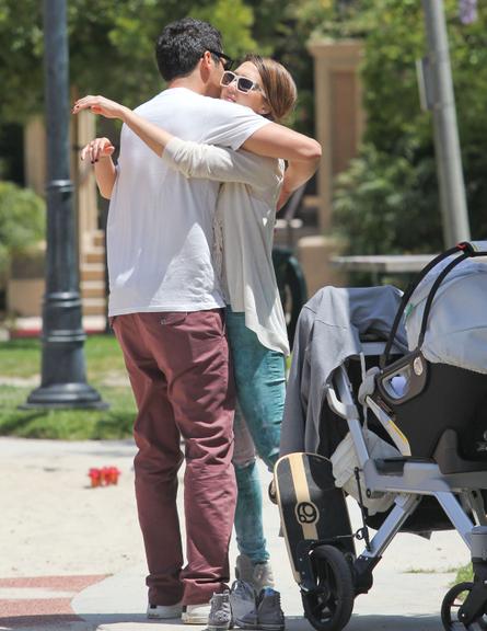 Atriz Jessica Alba curte família em parque de Beverly Hills