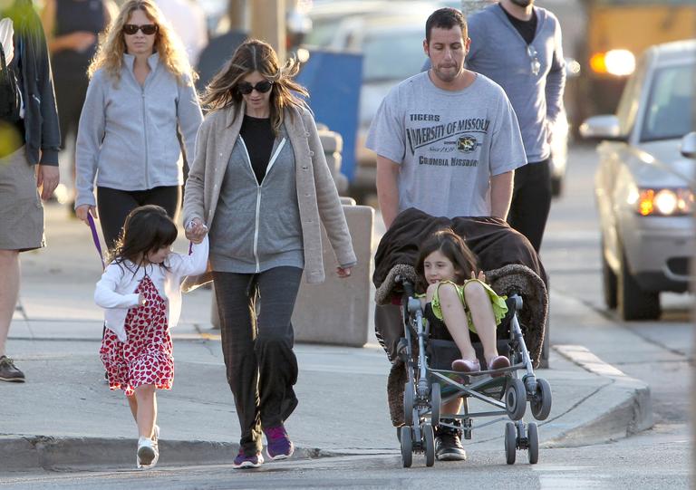 Adam Sandler passeia com a família por Brentwood, na Califórnia