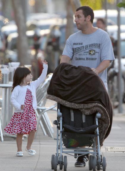 Adam Sandler passeia com a família por Brentwood, na Califórnia