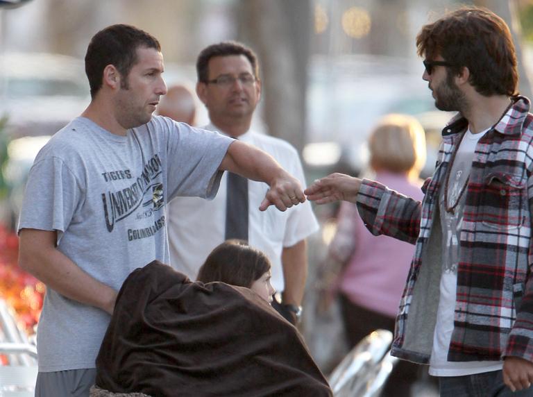 Adam Sandler passeia com a família por Brentwood, na Califórnia