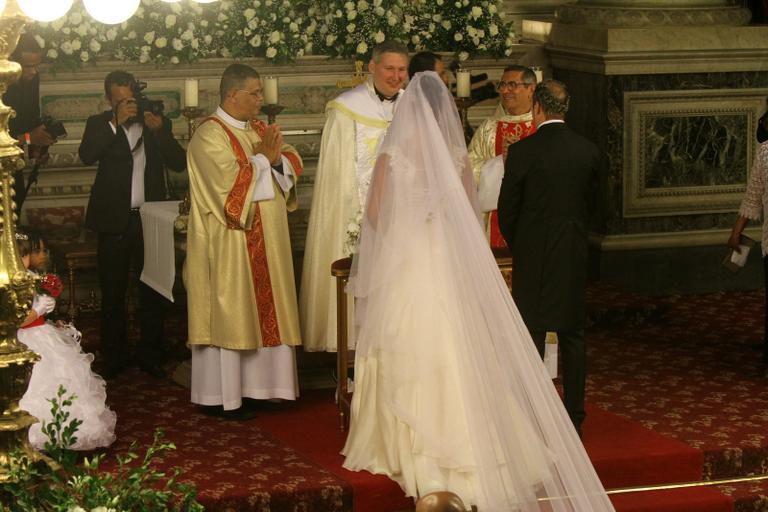 Padre Marcelo celebra o casamento de Gracyanne Barbosa e Belo