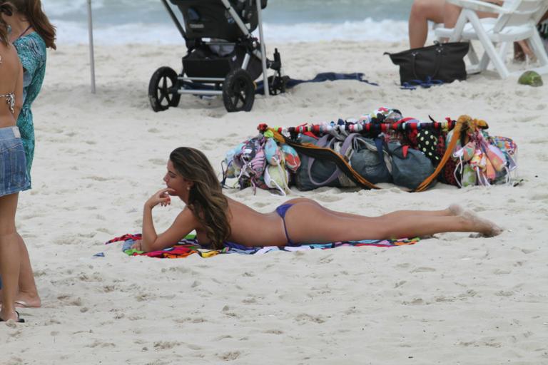 Laisa em praia do Rio de Janeiro