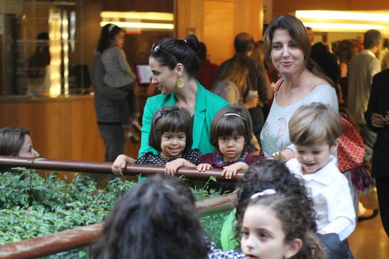  Giovanna Antonelli passeia com as gêmeas Antonia e Sofia