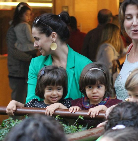  Giovanna Antonelli passeia com as gêmeas Antonia e Sofia