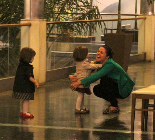 Giovanna Antonelli passeia com as gêmeas Antonia e Sofia