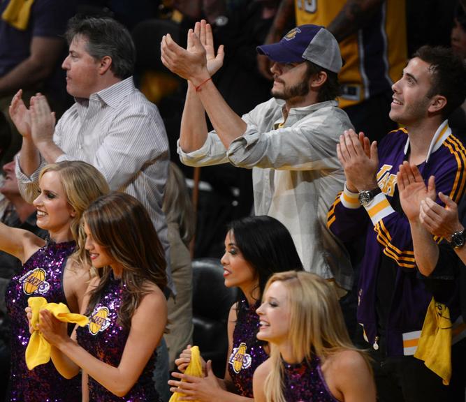 Ator Ashton Kutcher vibra em jogo dos Lakers em Los Angeles