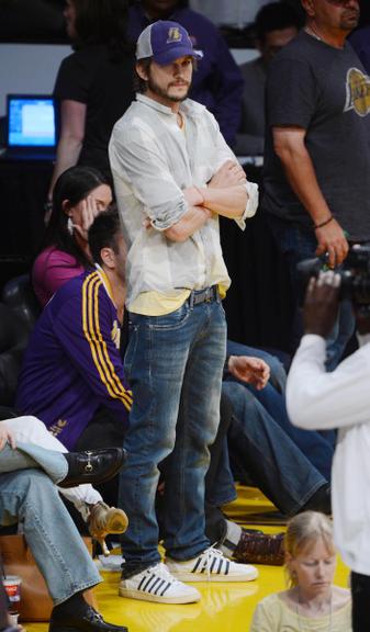 Ator Ashton Kutcher vibra em jogo dos Lakers em Los Angeles