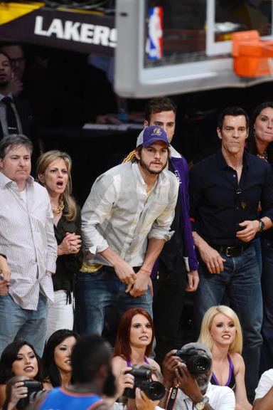 Ator Ashton Kutcher vibra em jogo dos Lakers em Los Angeles