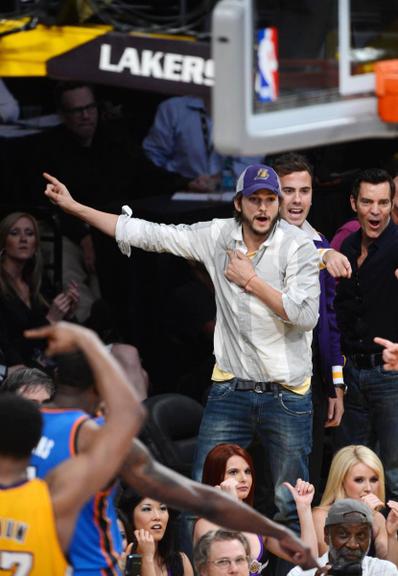 Ator Ashton Kutcher vibra em jogo dos Lakers em Los Angeles