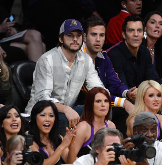 Ator Ashton Kutcher vibra em jogo dos Lakers em Los Angeles