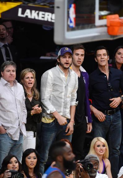 Ator Ashton Kutcher vibra em jogo dos Lakers em Los Angeles