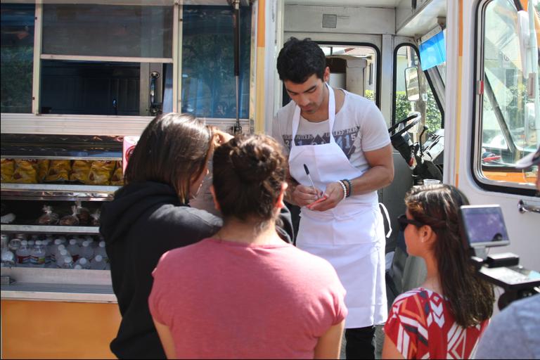 Joe Jonas apoia evento de escola da cidade de Los Angeles, nos Estados Unidos